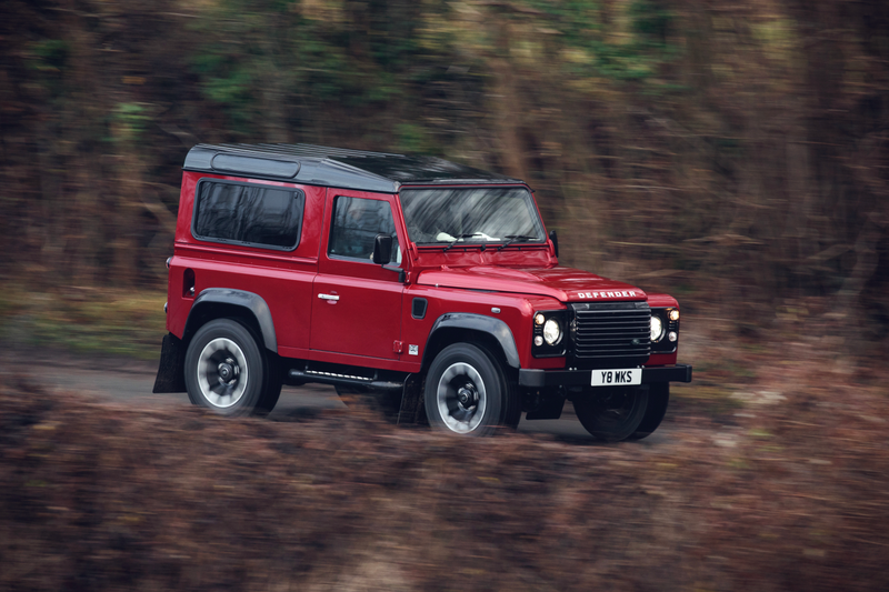 Illustration for article titled Land Rover Is Stuffing 400 HP V8s Into Vintage DefendersÂ
